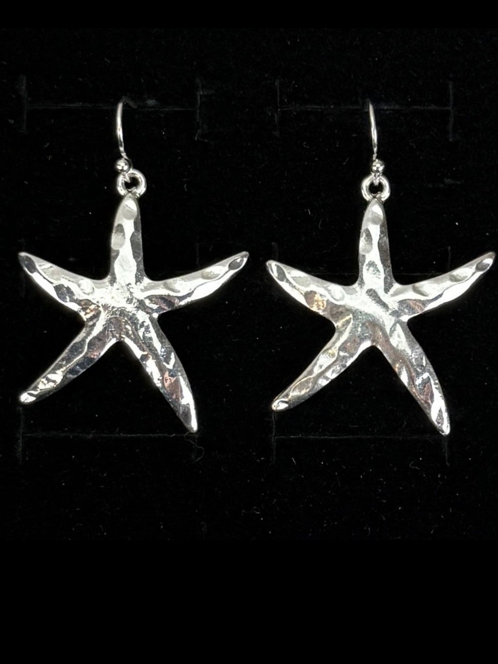 Beautiful Silvertone hammered star starfish pierced earrings